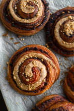 Load image into Gallery viewer, Macadamia &amp; dulcey chocolate Escargot
