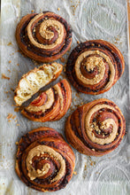 Load image into Gallery viewer, Macadamia &amp; dulcey chocolate Escargot
